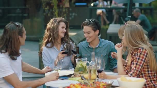 Amici Felici Nella Festa All Aperto Picnic Divertirsi Ridere Comunicare — Video Stock