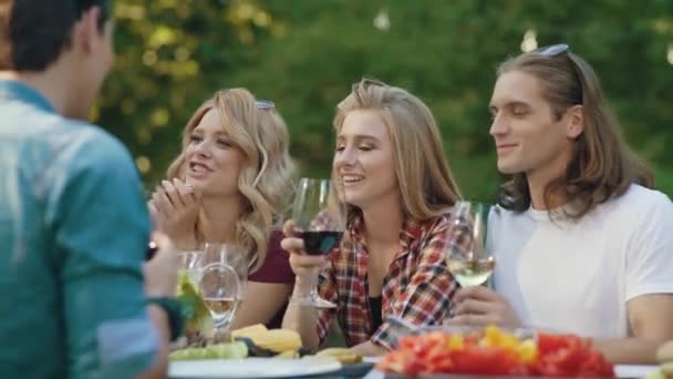 Gelukkig Vrienden Van Buiten Picknick Partij Plezier Lachen Communiceren Natuur — Stockvideo