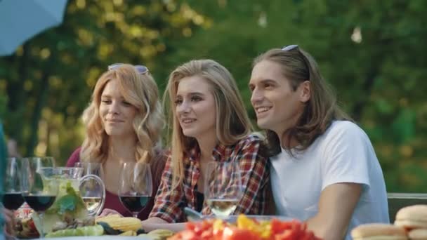 Freunde Bei Einer Picknickparty Glücklich Lächelnde Menschen Genießen Picknick Freien — Stockvideo