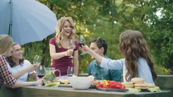 Gente Animando Con Bebidas Disfrutando Cena Aire Libre Mientras Sienta — Vídeo de stock