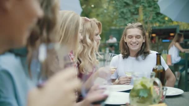 Amigos Con Bebidas Cena Disfrutando Barbacoa Con Comida Saludable Mesa — Vídeos de Stock