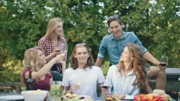 Gente Animando Con Bebidas Disfrutando Cena Aire Libre Mientras Sienta — Vídeos de Stock