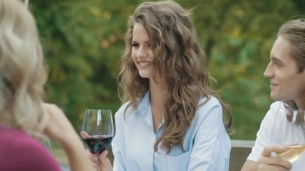 Щаслива Жінка Відкритому Повітрі Пікнік Веселощі Сміх Спілкування Друзями — стокове відео