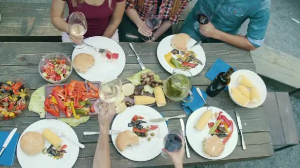 Люди Куштують Напоями Насолоджуючись Відкритому Повітрі Вечірка Сидячи Столом Їжею — стокове відео
