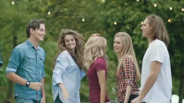 Amigos Felices Bailando Divirtiéndose Disfrutando Fiesta Aire Libre — Vídeo de stock