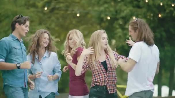 Amigos Felizes Dançando Divertindo Desfrutando Festa Livre — Vídeo de Stock