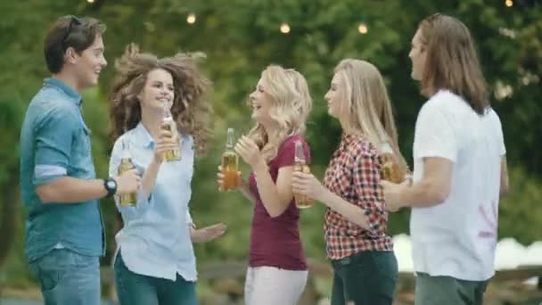 パーティー 幸せな友人の庭で野外パーティーでビールを飲んで踊ったり — ストック動画