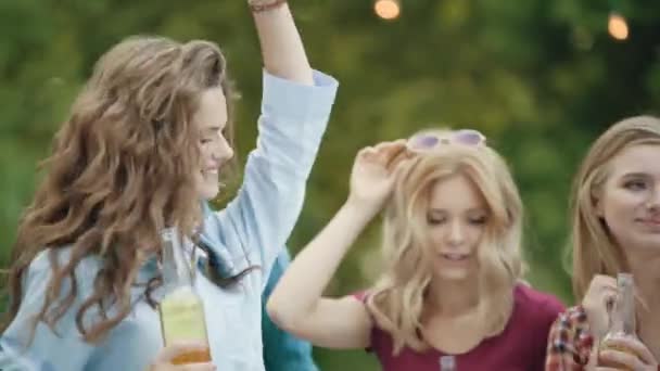 Bella Ragazza Che Balla Con Gli Amici Con Alcol Bere — Video Stock