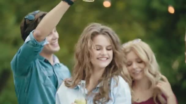 Menina Bonita Dançando Com Amigos Com Bebida Alcoólica Mãos Festa — Vídeo de Stock