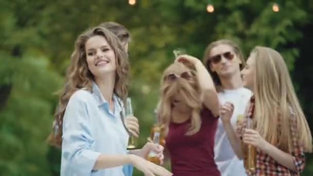 Mooi Meisje Dansen Met Vrienden Met Alcohol Drinken Handen Buiten — Stockvideo