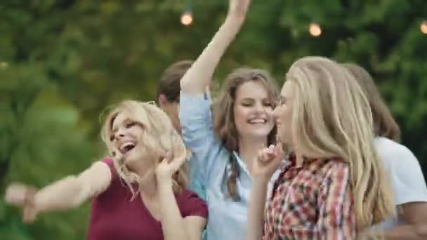 Amigos Felizes Com Sparklers Divertindo Livre Pessoas Alegres Que Gostam — Vídeo de Stock