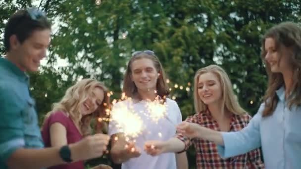 Amigos Felizes Com Sparklers Divertindo Livre Pessoas Alegres Que Gostam — Vídeo de Stock