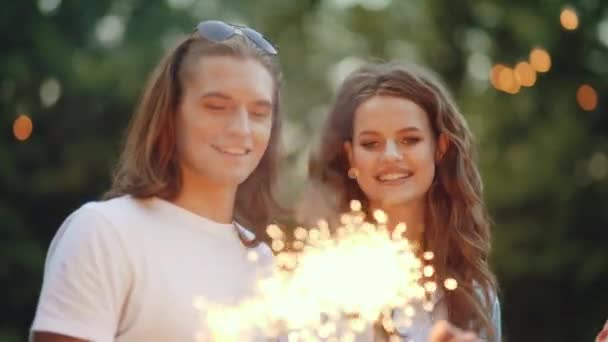 Amigos Felices Con Chispas Que Divierten Aire Libre Gente Alegre — Vídeos de Stock