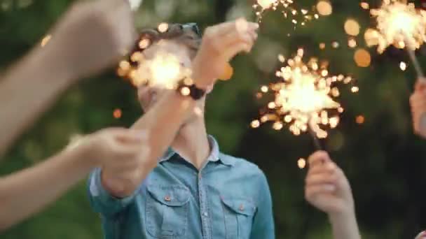 Fröhliche Freunde Mit Wunderkerzen Die Spaß Freien Haben Fröhliche Menschen — Stockvideo