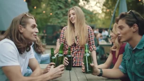 Vrienden Drinken Bier Proosten Genieten Van Weekend Buiten Feestje Zomer — Stockvideo