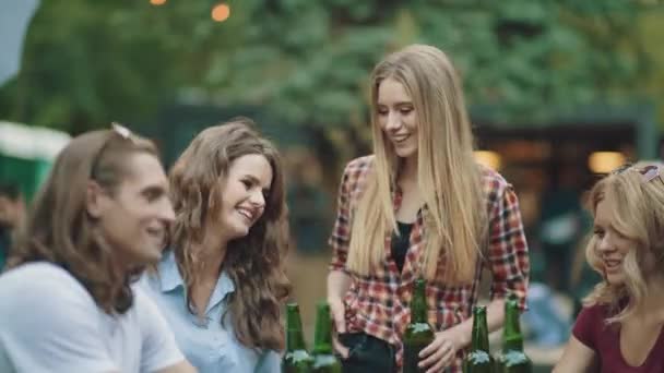 Kumpáni Piva Opékání Užívat Víkend Venkovní Party Létě — Stock video