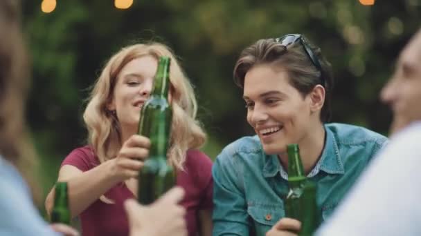 Freunde Trinken Bier Und Stoßen Genießen Wochenende Auf Outdoor Party — Stockvideo