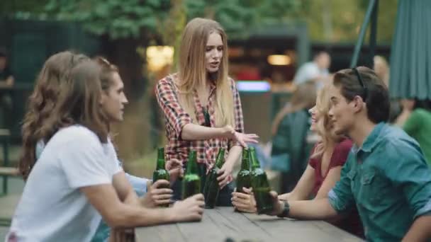 Vrienden Drinken Bier Proosten Genieten Van Weekend Buiten Feestje Zomer — Stockvideo