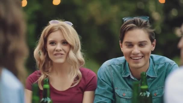 Amigos Bebiendo Cerveza Tostadas Disfrutando Fin Semana Fiesta Aire Libre — Vídeo de stock