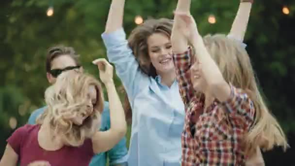 Amigos Felizes Dançando Divertindo Desfrutando Festa Livre — Vídeo de Stock