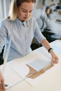 Kadın terzi tablo dikiş izi ölçme