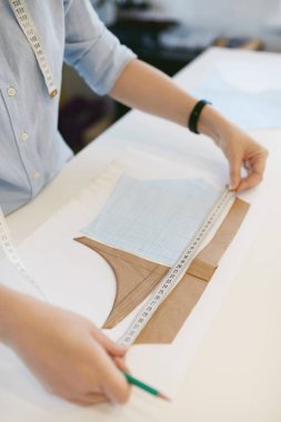 Kadın terzi tablo dikiş izi ölçme