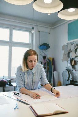 İşyerinde çalışan kadın terzi