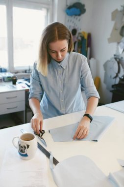 Atelier makasla kesme kumaş terzi