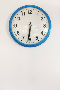 Beyaz duvar saatinin yakın çekim