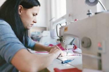 Dikiş makinesi üzerinde çalışan erkek