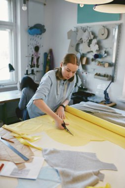 Atelier makasla kesme kumaş terzi