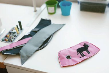 Renkli kumaş desen terzi masasında yakın çekim