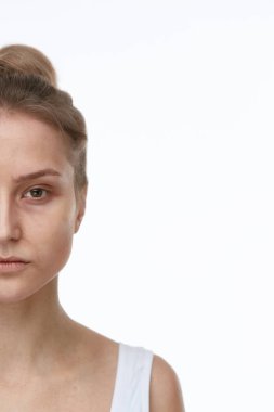 Yorgun yaşlı kadınla kırışıklık ve koyu halkaları