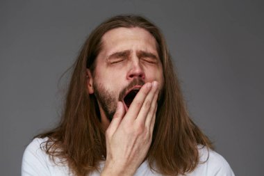 Esneme, uykulu duygu adam genç yorgun