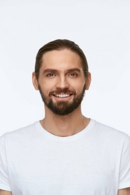 Yakışıklı adam güzel bir yüzü ve sakal