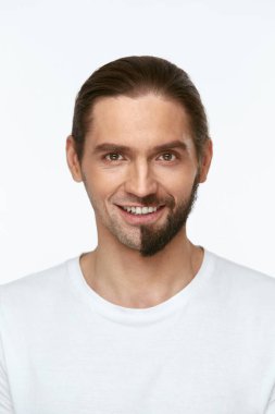 Yakışıklı adam yarım yüz tıraş