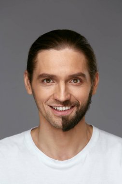 Yakışıklı adam yarım yüz tıraş