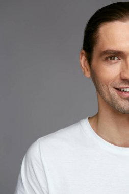 Yakışıklı adam güzel bir yüzü ve kıl