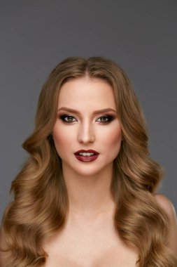 Güzellik makyaj. Güzel yüz ve saç modeli ile genç kadın