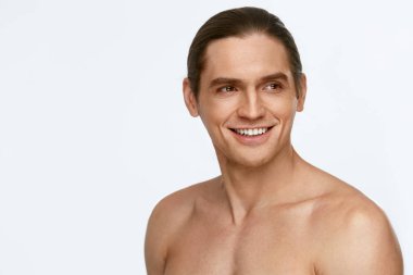 Erkek Bakımı yüz. Pürüzsüz bir cilt ile Güzellik erkek yüz