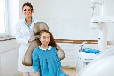 Diş Hekimliği. Diş hekimi doktor ve hasta Kliniği