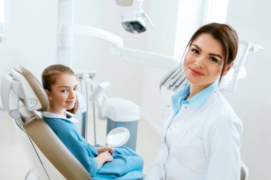 Diş Hekimliği. Diş hekimi doktor ve hasta Kliniği