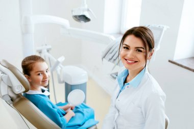 Diş Hekimliği. Diş hekimi doktor ve hasta Kliniği