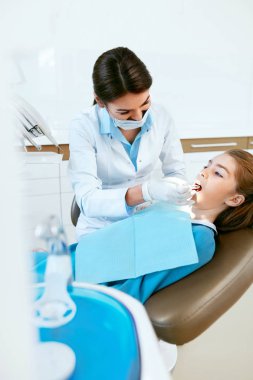 Stomatology. Dişçi kız diş diş Kliniği ile çalışma.