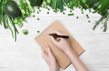 Diyet planı. El yazılı defter yakınındaki sebze olarak