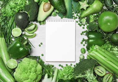 Diyet planı. Closeup yeşil sebze ve defter