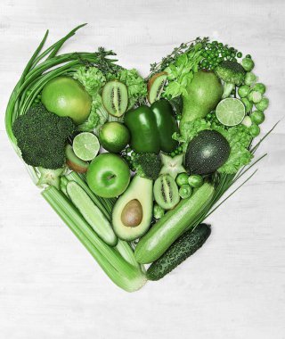 Yeşil sebze ve meyve beyaz arka plan üzerinde kalp