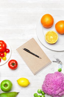 Beslenme diyet. Taze sebze ve masa üstünde defter