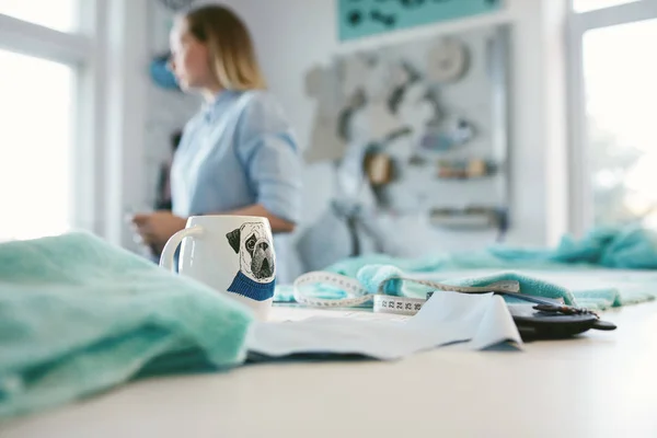 Kopp kaffe på skräddare bord i Atelier — Stockfoto