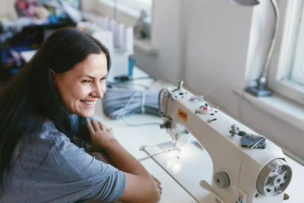 Kvinna som arbetar på symaskin — Stockfoto